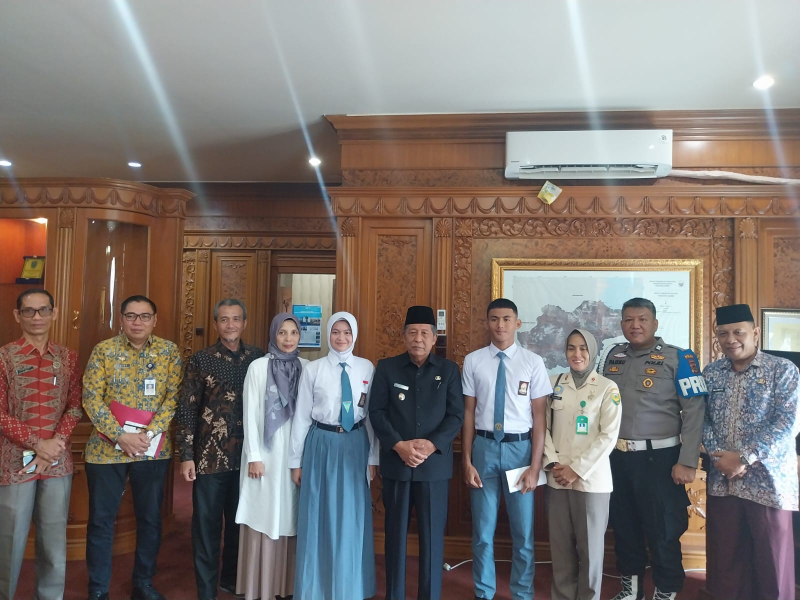 Wagub Sani Lepas 2 Paskibraka Nasional Perwakilan Jambi, Pesankan Siswa Bersyukur : Jadi Bagian HUT RI Perdana di IKN

