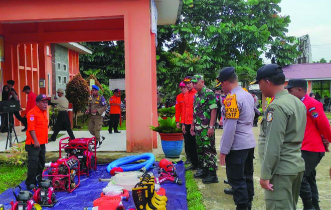 Pengecekan kelengkapan peralatan pemadaman usai apel dan gelar pasukan siaga karhutla, Kamis (11/7) kemarin.