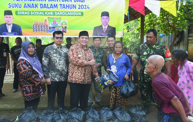 Pejabat Bupati Sarolangun, Bachril Bakri, saat menyerahkan bantuan sembako kepada warga SAD yang berada di Desa Pulau Lintang, Kecamatan Bathin VIII, Sarolangun. 