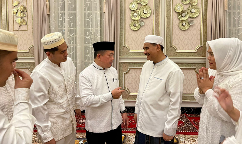 Anggota Komisi IX DPR RI Dr. Ir. H. A.R. Sutan Adil Hendra, MM ketika mendapatkan kunjungan dari Gubernur Jambi usai menunaikan ibadah haji beberapa waktu lalu.