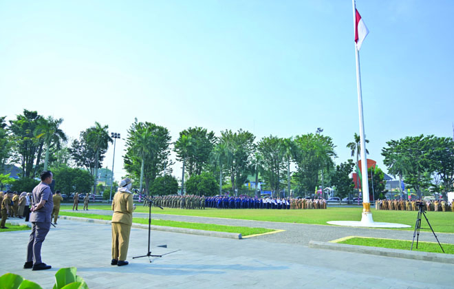 Penjabat Walikota Jambi Sri Purwaningsih memimpin apel disiplin Aparatur Sipil Negara (ASN) Pemerintah Kota Jambi, Senin pagi (15/7/2024).