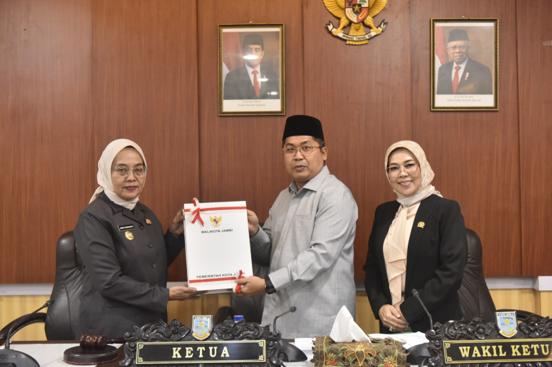 Hadiri Paripurna, Sri Tandatangani MoU KUA-PPAS 2025 Dan Sampaikan Rancangan KUA-PPAS Perubahan 2024