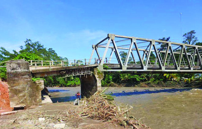 Jembatan Tebo Pandak yang rusak akibat dihantam banjir beberapa waktu sehingga tidak bisa digunakan semestinya.