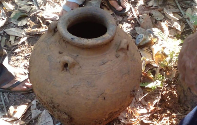 Guci kuno yang ditemukan warga Sekernan saat menggali makam.