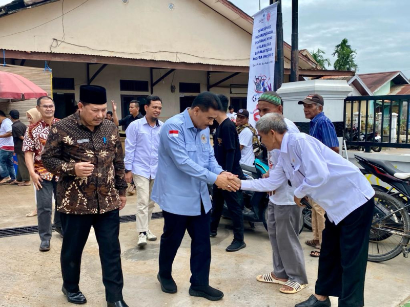 Anggota DPR RI Dr. Ir. H. A.R. Sutan Adil Hendra, MM disambut masyarakat ketika melakukan kunjungan beberapa waktu lalu