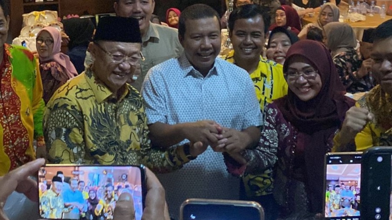 Bakal calon gubernur dan wakil gubernur Jambi, Romi Hariyanto-Saniatul Lativa bersama Ketua DPD I Golkar Provinsi Jambi Cek Endra dalam sebuah acara beberapa waktu lalu