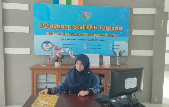 Salah seorang staf di Badan Pusat Statistik kabupaten saat ditemui di kantornya.