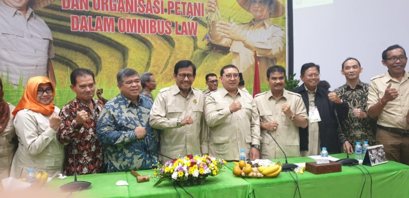 Ketua DPD HKTI Provinsi Jambi Dr. Ir. H. A.R. Sutan Adil Hendra, MM bersama sejumlah tokoh usai menggelar pertemuan membahas Karhutla beberapa waktu lalu.