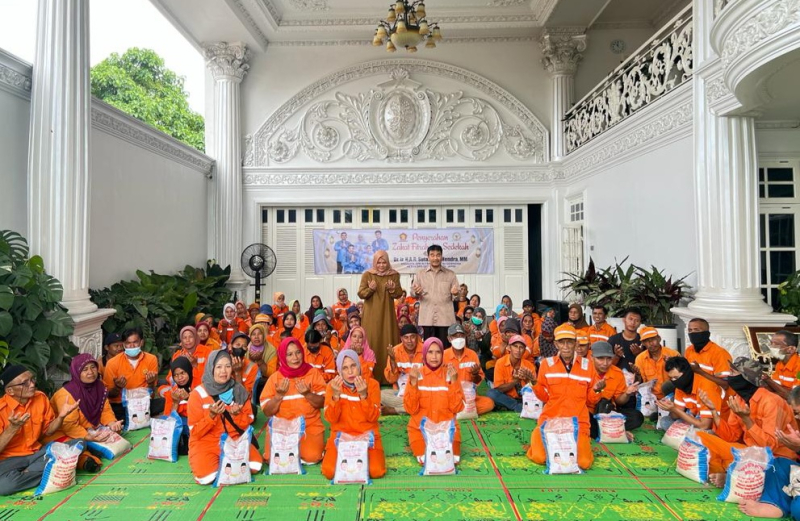 Anggota DPR RI Dr. Ir. H. A.R. Sutan Adil Hendra, MM ikut berbagi kepada petugas kebersihan di kediamannya di kawasan Telanaipura, Kota Jambi.