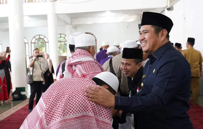 Bupati Bungo H. Mashuri memberikan sambutan hangat atas kedatangan jamaah haji di masjid Agung Al-Mubaroq Muara Bungo.