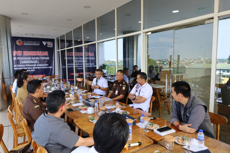 Ketua Bawaslu Provinsi Jambi, Wein Arifin ketika memberikan sambutan dalam acara rapat koordinasi bersama Gakkumdu di Mahligai Tower di kawasan Telanaipura Kota Jambi.