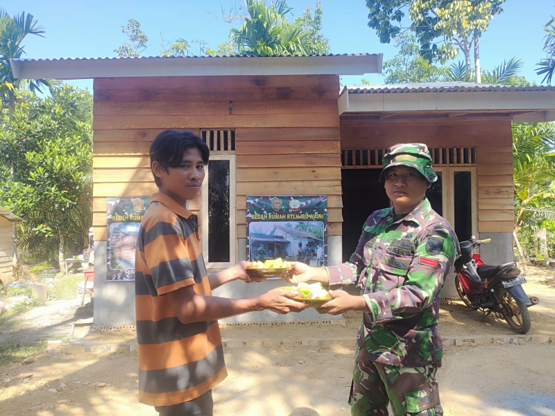 Saling Bahu Membahu, Warga Bantu Suplai Makanan di Sasaran Fisik TMMD 121 Kodim Jambi  