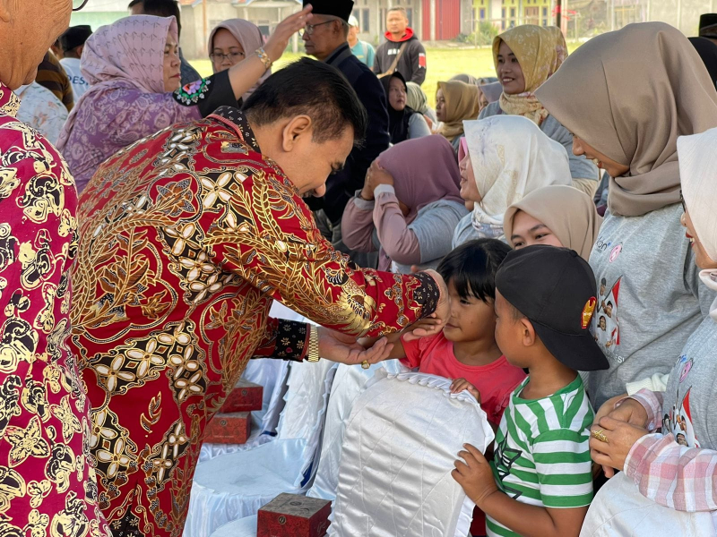 Anggota DPR RI Dr. Ir. H. A.R. Sutan Adil Hendra, MM menunjukkan kepeduliannya kepada anak-anak dalam sebuah kunjungan beberapa waktu lalu. 