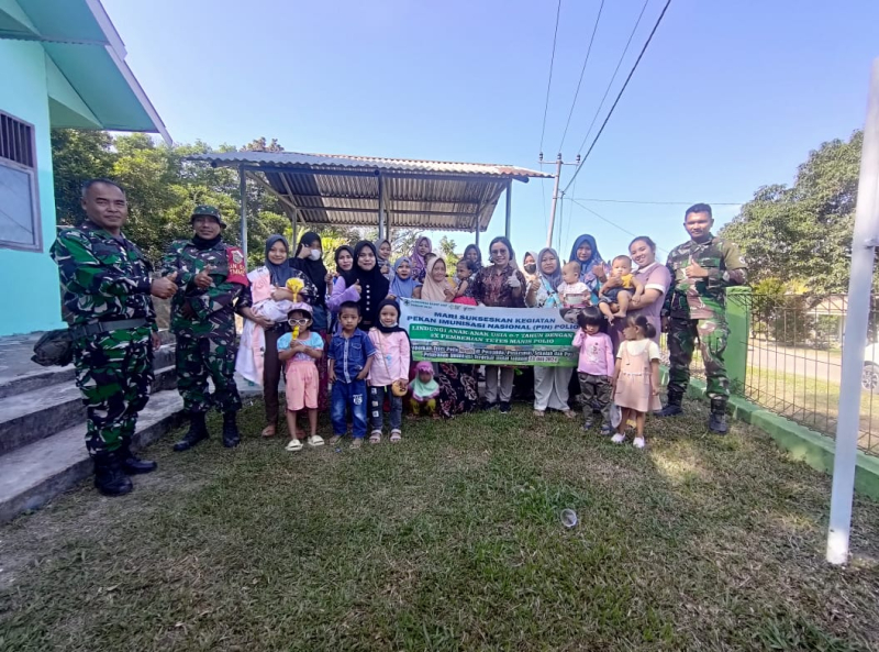 Satgas TMMD ke 121 Kodim 0415 Desa Suka Maju, Kecamatan Mestong, Kabupaten muaro Jambi bantu bidan desa melakukan suntik vaksin polio ke anak balita.