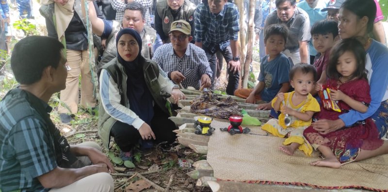 Komisioner KPU RI, Betty Epsilon Idroos bersama Komisioner KPU Provinsi Jambi, Fachrul Rozi melakukan monitoring Pencocokan dan penelitian (Coklit) Suku Anak Dalam di Kecamatan Air Hitam, Sarolangun. 