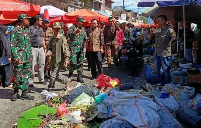 Penumpukan sampah yang ada di salah satu titik di Kota Sungai Penuh.