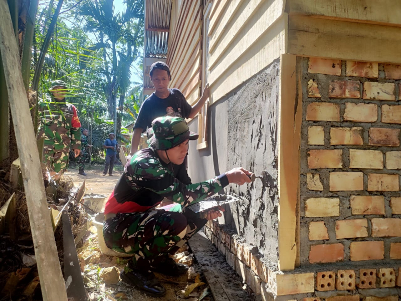 Warga dan Satgas TMMD Bergotong Royong Bangun Rumah