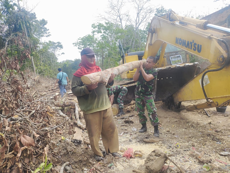 Satgas TMMD 121 Kodim Jambi Lakukan Pembersihan Balok Kayu di Rute Pembuatan Jalan 