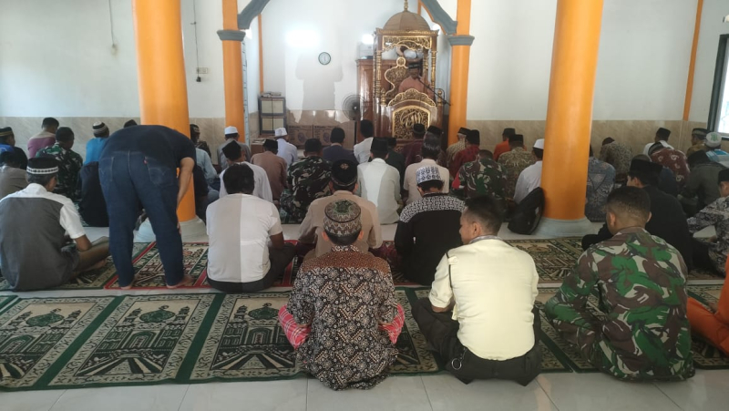 Satgas TMMD 121 Kodim 0415 Jambi Laksanakan Sholat Jumat di Masjid Nurul Miftahulhuda