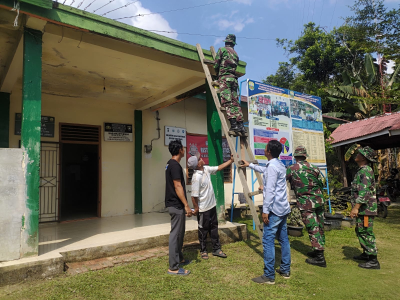 Satgas TMMD 121 Kodim 0415/Jambi Lakukan Pengecatan Kantor Desa Suka Maju