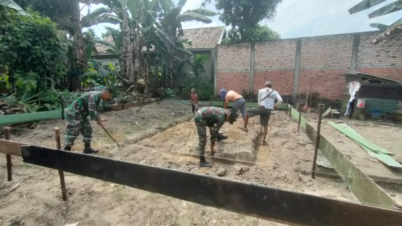 Satgas TMMD 121 Kodim 0415/Jambi Mulai Bonkar RTLH Milik Ibu Komsiah