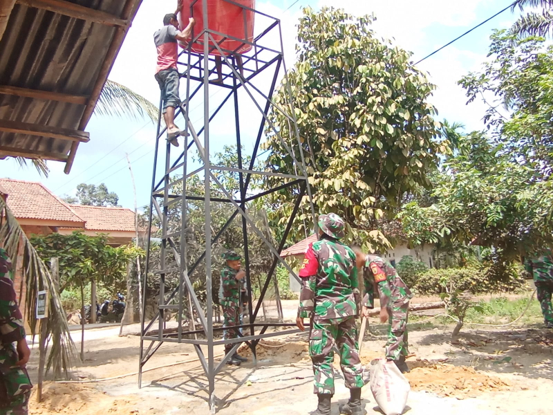 Hari ini Satgas Kodim 0415/Jambi bersama Warga Cor Tower Air