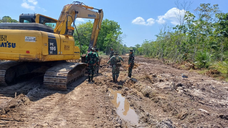 Bantu Perekonomian Desa, Satgas Kodim 0415/Jambi Percepat Pembukaan Jalan Penghubung 3 Desa