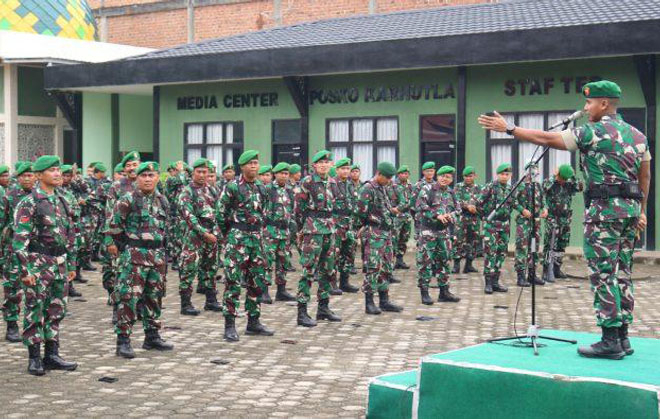 Dandim 0416/Bute, Letkol Inf Arief Widyanto memberikan arahan dihadapan prajurit untuk memantau titik hot spot.