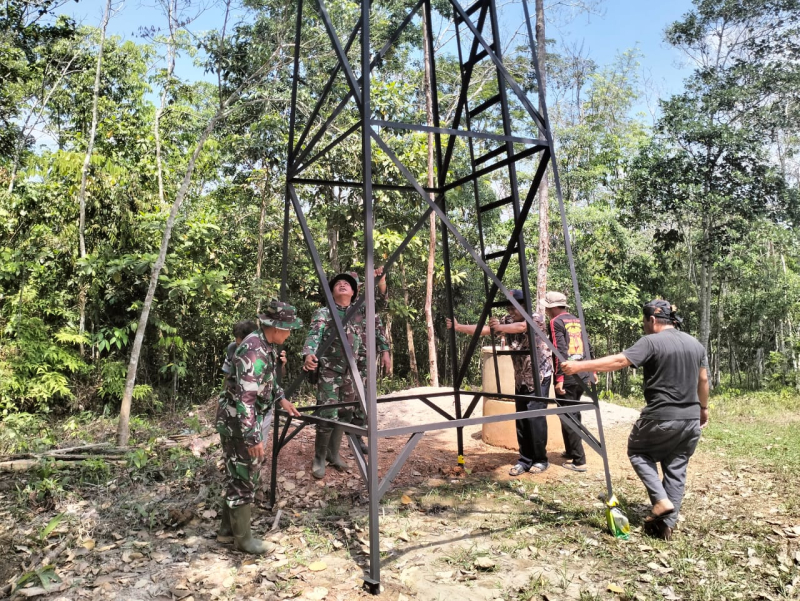 Bersama Masyarakat, Anggota Satgas TMMD dan Mendirikan Tower Air Sumur Bor di Desa Sukamaju