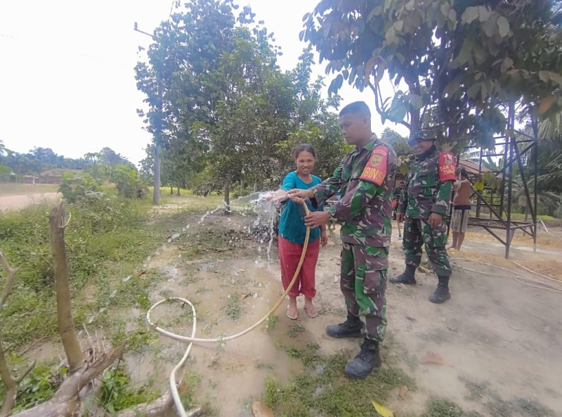 Warga Desa Muaro Sebapo, sangat senang lantaran air sumur bor yang dibangun dalam program TNI Manunggal Membangun Desa (TMMD) Ke-121 Kodim 0415/Jambi menyemburkan air.