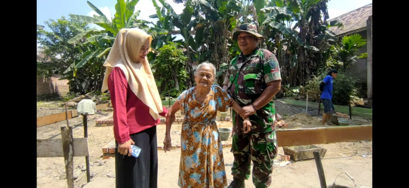 Selain nenek Waini (77), seorang Janda lanjut usia, yakni NenekcKomsiah (75) warga RT 9, Desa Muaro Sebapo, juga dapat bantuan dari program TNI Manunggal Membangun Desa (TMMD) ke 112 Kodim 0415 Jambi.