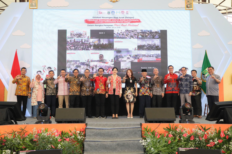 Otoritas Jasa Keuangan (OJK) terus mendorong peningkatan literasi keuangan masyarakat, terutama bagi kelompok anak-anak dan pelajar sebagai salah satu sasaran prioritas Strategi Nasional Literasi Keuangan Indonesia agar dapat mengenal dan memahami produk dan layanan jasa keuangan sejak dini.

