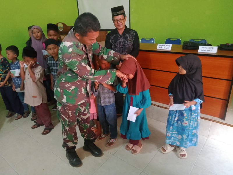 Sinergi Sosial di Desa Suka Maju: Santunan untuk Anak Yatim dalam TMMD ke-121 Kodim 0415/Jambi