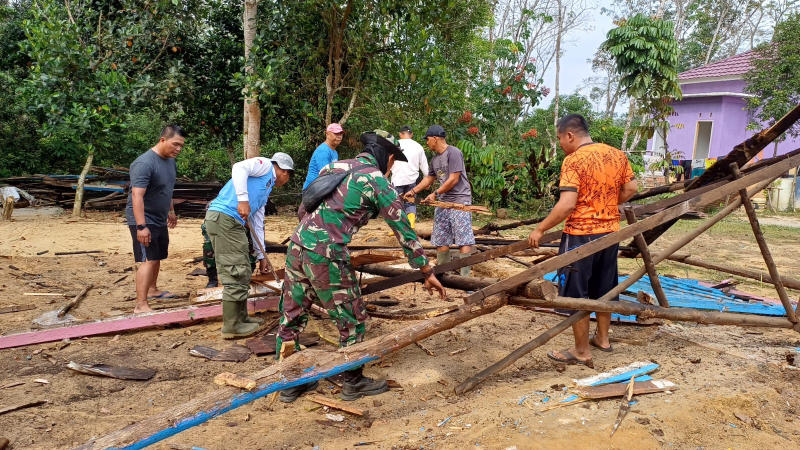 Setelah dilakukan perubuhan rumah, kini rumah nenek Ngatini (75) dilakukan pembersihan oleh Satgas TMMD ke 121 Kodim 0415 Jambi bersama masyarakat, Minggu (28/7/2024).