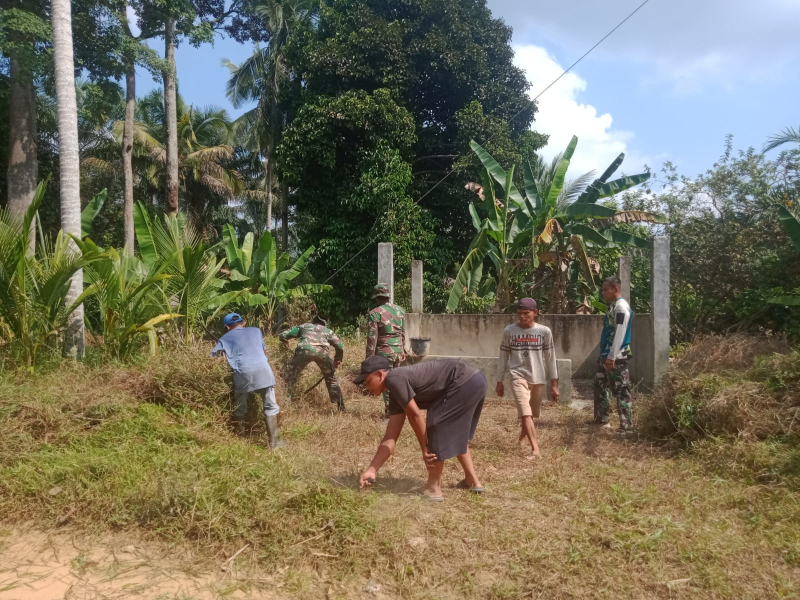 Memasuki hari ke empat, Satuan Tugas (Satgas) TNI Manunggal Membangun Desa (TMMD) ke 121 tahun Kodim 0415 Jambi, bersama masyarakat dan mahasiswa mulai membangun pos kamling.