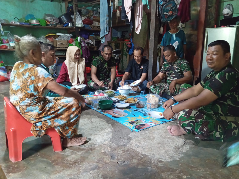 Satgas Kodim 0415/Jambi Makan Siang Bersama Warga di Titik Sasaran TMMD 120