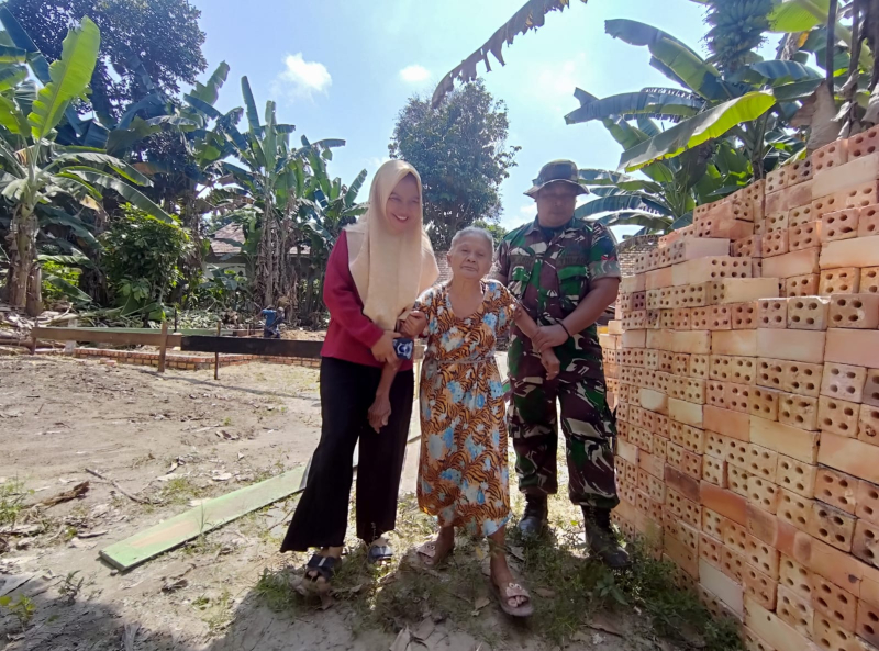 Nenek Komsiah Tak Sabar debgan Perehaban  RTLH dari Program Sasaran Fisik TMMD 121 Kodim Jambi