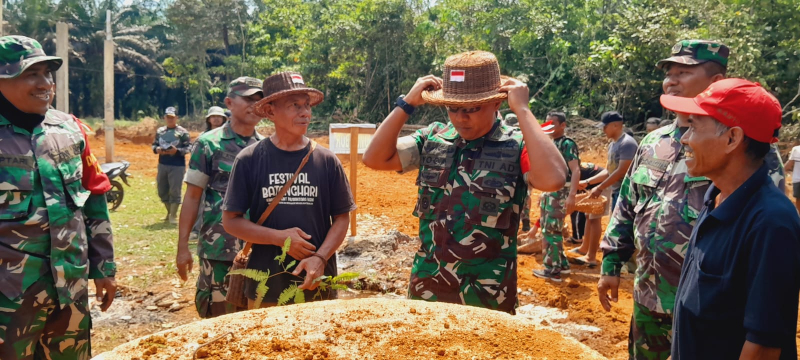 Cendramata Topi batang Rasam Kepada Dansatgas TMMD 121 Kodim 0415/Jambi Bukti Cinta Warga terhadap TNI