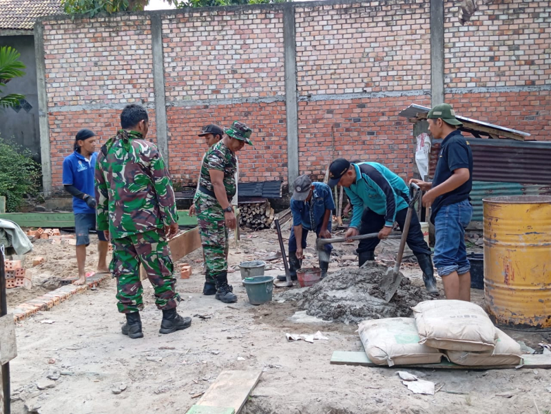 Satgas Kodim0415/Jambi bersama Warga Bangun Pondasi RTLH Komsiah