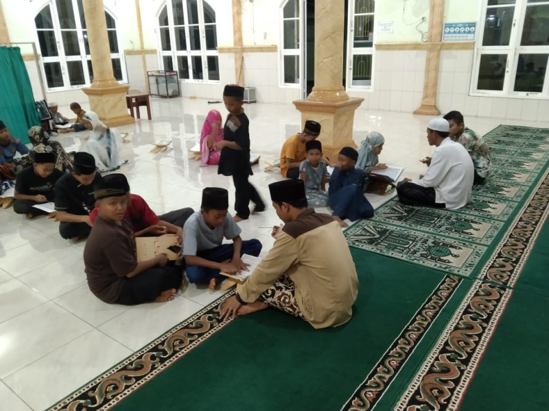 Anggota Satgas TMMD Kodim 0415/Jambi Mengajar Mengaji Anak-Anak di Desa Sukamaju