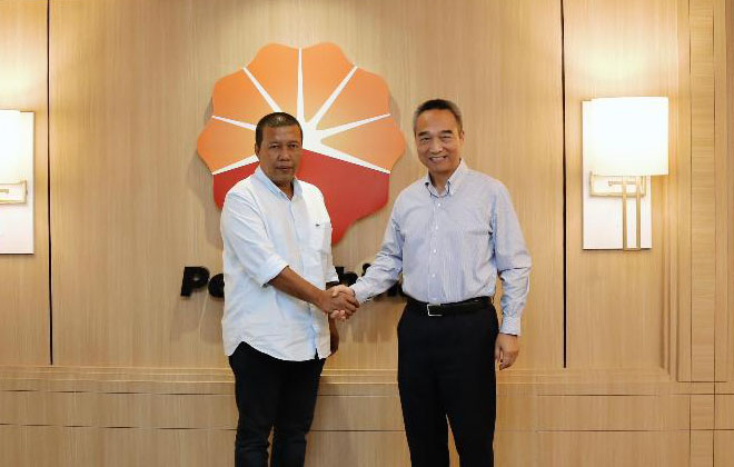 Bupati Tanjabtim, H. Romi Hariyanto bersama President Director PetroChina International, Qian Mingyang saat melakukan pertemuan di Jakarta.