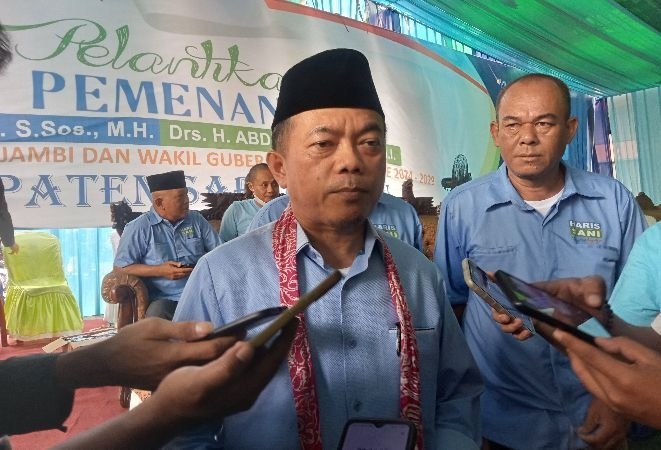 Bakal calon gubernur Jambi pasangan Al Haris menyampaikan keterangan persnya usai mengukuhkan tim pemenangan di kabupaten Sarolangun.