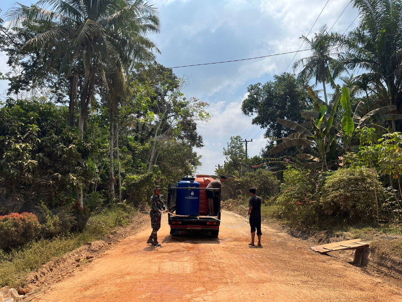 Satgas Kodim Jambi Semprot Jalan Berdebu Menggunakan Air Hasil Sumur Bor di Sasaran Fisik TMMD 121