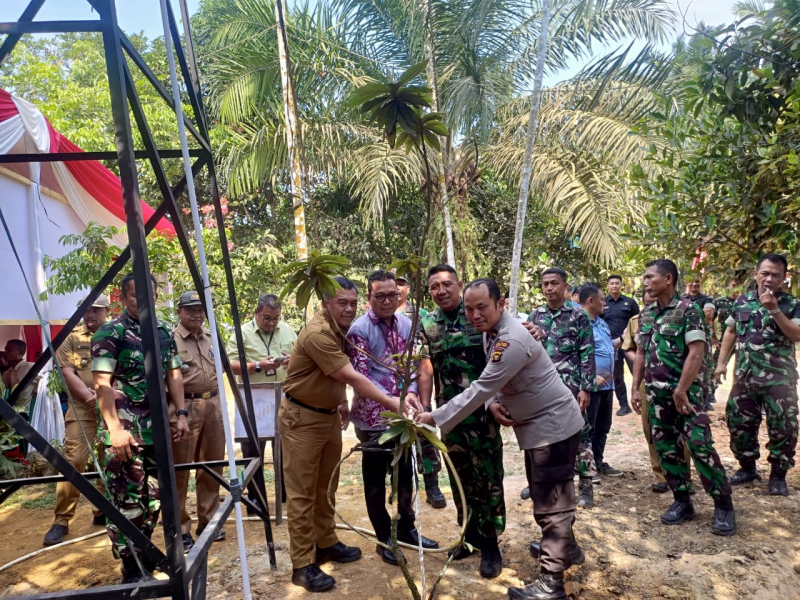 Dipimpin KASAD, Dandim 0415/Jambi, Letkol Inf Yoga Cahya Prasetya Meresmikan Air Bersih di Desa Muara Sebapo