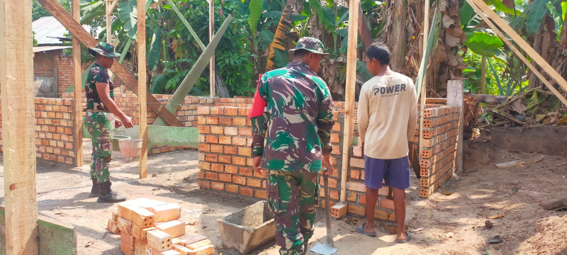 Sudah Tahap Pengerjaan Tiang dan Dinding, Satgas TMMD Ke 121 Jambi Terus Kebut Pengerjaan Rumah Nenek Komsiah