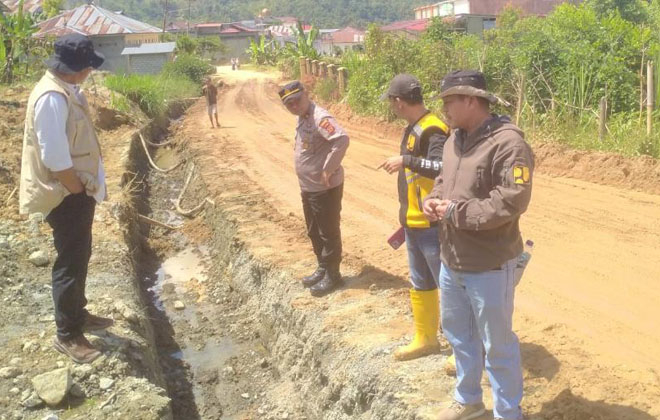 Dinas PUPR Kerinci bersama Kapolres Kerinci dan pihak Balai Jalan Nasional, meninjau lokasi pasca bencana di Dua titik jalan yang longsor.