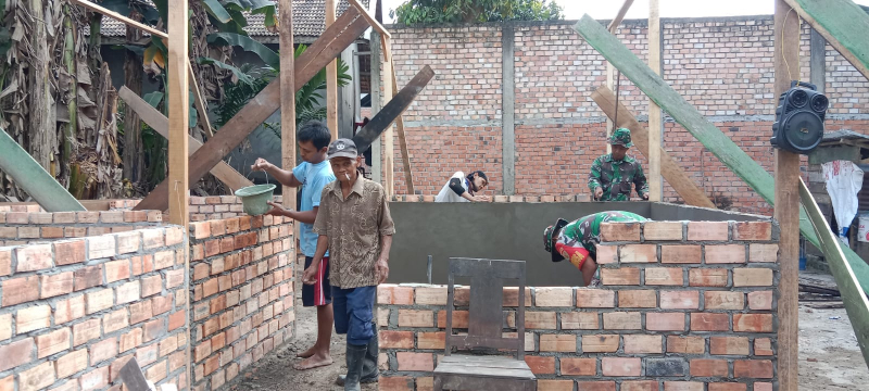 Sasaran Fisik RTLH Ibu Komsiah di TMMD 121 Memasuki Pemlesteran Dinding Rumah 