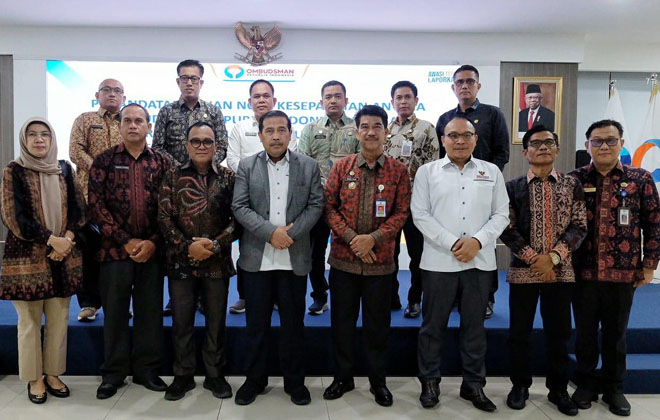 Ketua Ombudsman RI Mokhammad Najih foto bersama dengan Penjabat Bupati Muaro Jambi, Raden Najmi, usai melakukan penandatanganan nota kesepakatan kerjasama di Gedung Ombudsman RI Jakarta.