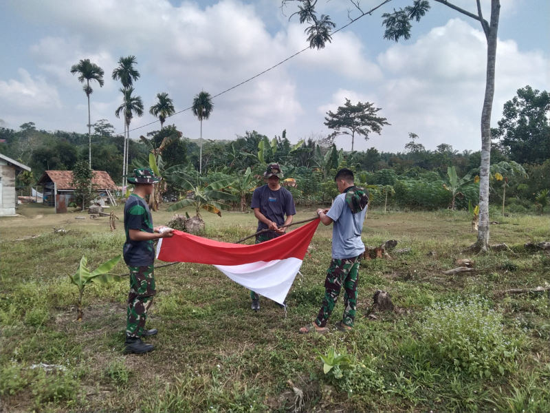 Satgas Kodim 0415/Jambi Ajak Warga Pasang Bendera Merah Putih Semarak HUT RI ke 79