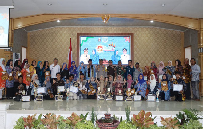 Bupati Tanjung Jabung Barat, Drs. H. Anwar Sadat M.Ag, dan Ketua PKK Tanjabbarat Hj. Fadhilah Sadat, foto bersama usai memperingati Harganas ke-31 d igedung Balai Pertemuan Kantor Bupati,Rabu(31/7) pagi.